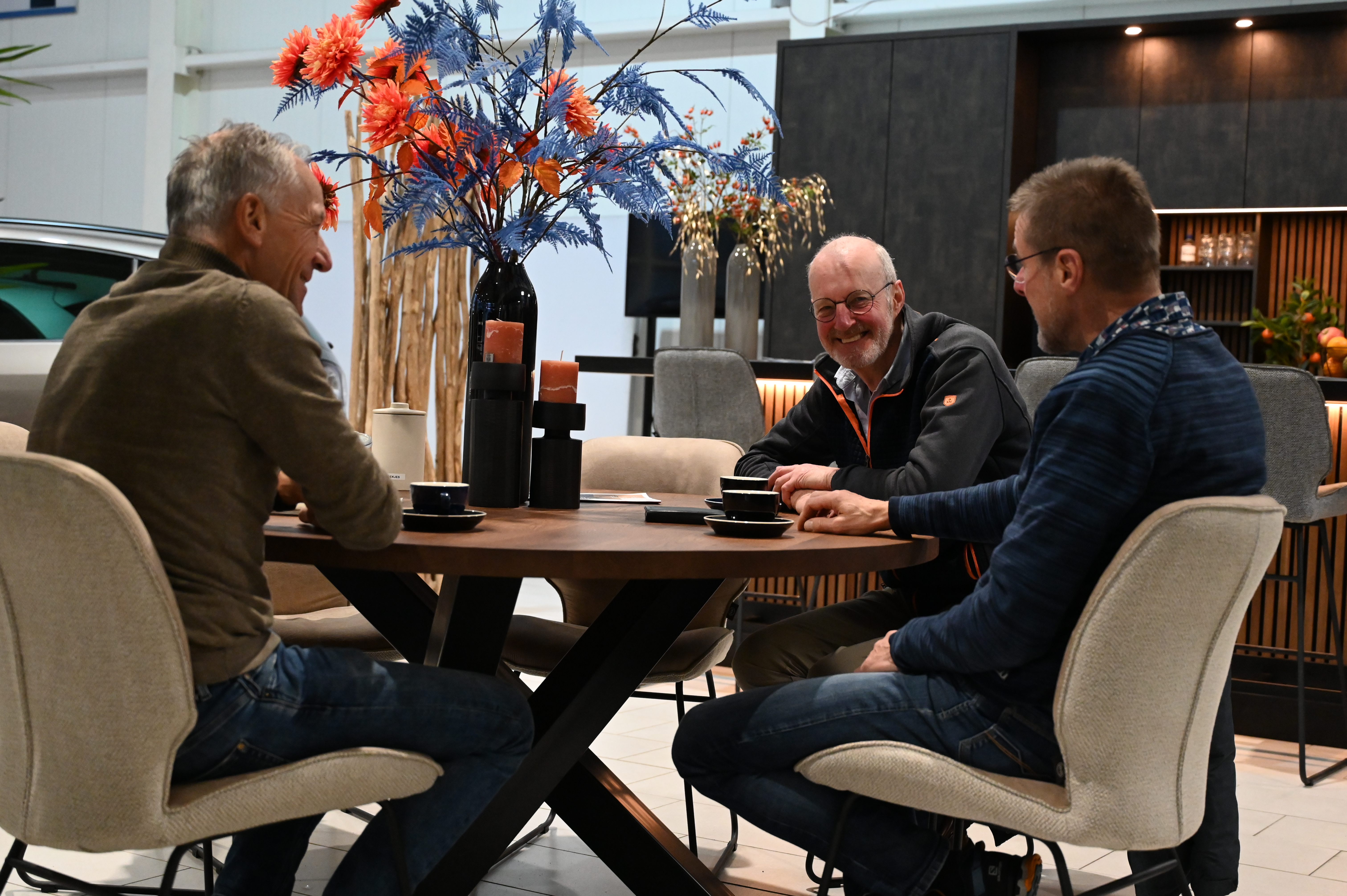 De koffie staat voor u klaar in onze showroom