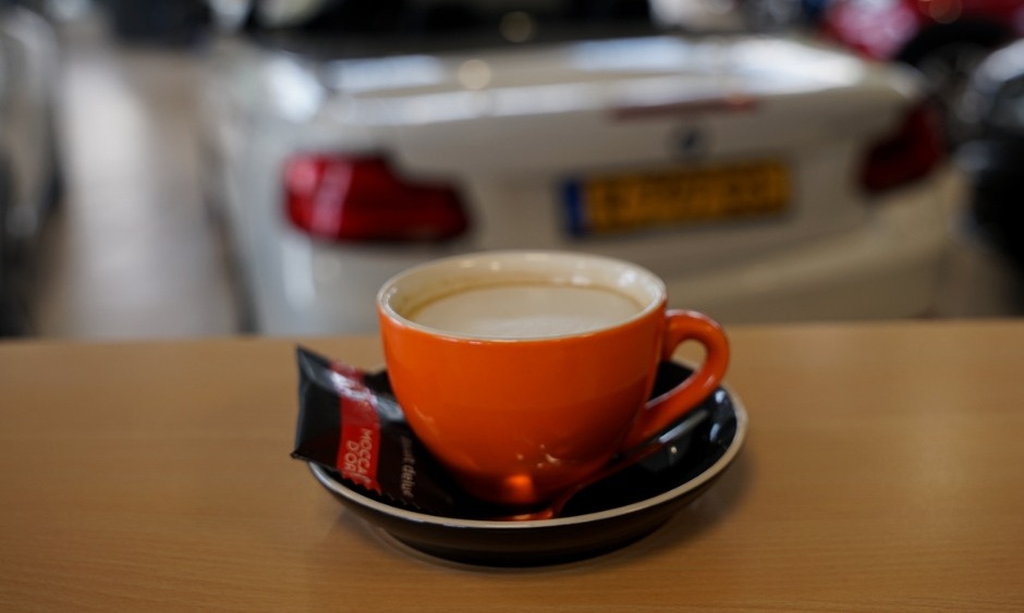 De koffie staat voor u klaar in onze showroom